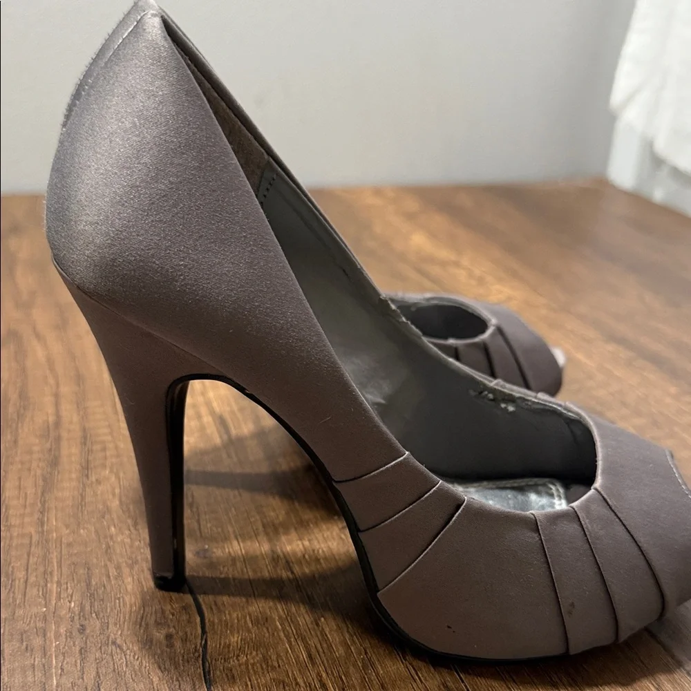 Kelly & Katie Elegant Gray Peep Toe‎ Heels